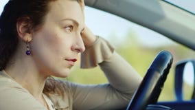Retrato do close-up de uma mulher, triste Uma cara triste no carro Conceito - depressão, problemas do ` s das mulheres video estoque Retrato do close-up de uma mulher, triste Uma cara triste no carro Conceito - depressão, problemas do ` s das mulheres video estoque