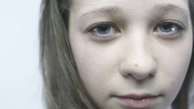 Retrato do Close-up de uma rapariga Uma menina bonita com olhos grandes está estando no vento no slowmo vídeos de arquivo Retrato do Close-up de uma rapariga Uma menina bonita com olhos grandes está estando no vento no slowmo vídeos de arquivo