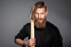 Retrato do close up do homem do moderno com guitarra fotografia de stock royalty free Retrato do close up do homem do moderno com guitarra fotografia de stock royalty free