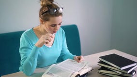 Retrato do estudante inteligente com livro aberto que lê o na biblioteca de faculdade filme Retrato do estudante inteligente com livro aberto que lê o na biblioteca de faculdade filme