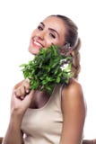 Mulher com um pacote de hortelã fresca. o vegetariano morre Imagens de Stock Royalty Free Mulher com um pacote de hortelã fresca. o vegetariano morre Imagens de Stock Royalty Free