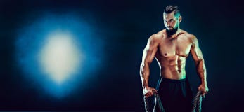 Retrato do halterofilista descamisado Homem muscular que levanta no estúdio Fotos de Stock Retrato do halterofilista descamisado Homem muscular que levanta no estúdio Fotos de Stock