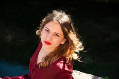Retrato do Headshot de uma menina loura na propaga??o clara natural ao longo do banco de um rio imagem de stock Retrato do Headshot de uma menina loura na propaga??o clara natural ao longo do banco de um rio imagem de stock