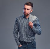 Retrato do homem atrativo styilish na camisa quadriculado, na sarja de Nimes e no blazer em seu shouder fotografia de stock Retrato do homem atrativo styilish na camisa quadriculado, na sarja de Nimes e no blazer em seu shouder fotografia de stock