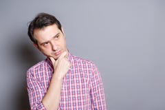 Retrato do homem consider?vel pensativo no pensamento do estilo ocasional imagem de stock Retrato do homem consider?vel pensativo no pensamento do estilo ocasional imagem de stock