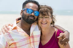 Retrato do homem multi-étnico e da mulher superior que andam fora - pares multirraciais felizes no começo da história de amor - i imagem de stock Retrato do homem multi-étnico e da mulher superior que andam fora - pares multirraciais felizes no começo da história de amor - i imagem de stock