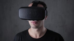 Retrato do homem novo que veste os auriculares de VR que experimentam a realidade virtual vídeos de arquivo Retrato do homem novo que veste os auriculares de VR que experimentam a realidade virtual vídeos de arquivo
