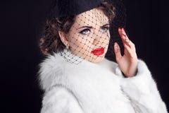 Retrato do inverno da mulher retro elegante que veste pouco chapéu com v imagens de stock Retrato do inverno da mulher retro elegante que veste pouco chapéu com v imagens de stock
