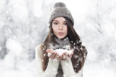 Retrato do inverno. Neve de sopro da mulher nova, bonita Imagem de Stock Retrato do inverno. Neve de sopro da mulher nova, bonita Imagem de Stock