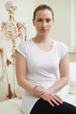 Retrato do osteopata fêmea na sala de consulta fotografia de stock royalty free Retrato do osteopata fêmea na sala de consulta fotografia de stock royalty free