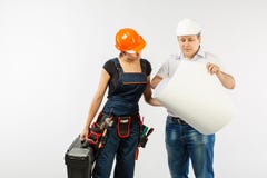 Retrato do plano masculino da construção de Woman Discussing do construtor de And do arquiteto contramestre que guarda o papel de fotos de stock Retrato do plano masculino da construção de Woman Discussing do construtor de And do arquiteto contramestre que guarda o papel de fotos de stock