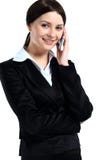 Retrato da fala de sorriso do telefone da mulher de negócio imagem de stock royalty free Retrato da fala de sorriso do telefone da mulher de negócio imagem de stock royalty free