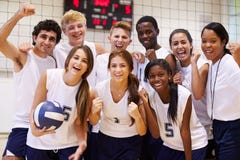 Retrato do voleibol Team Members With Coach da High School