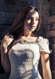 Retrato dramático del primer de la mujer joven hermosa en el vestido blanco Fotos de archivo libres de regalías Retrato dramático del primer de la mujer joven hermosa en el vestido blanco Fotos de archivo libres de regalías