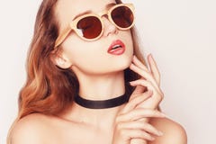 Retrato elegante de una muchacha del modelo de la belleza que lleva las gafas de sol de madera oscuras Mujer hermosa de la moda d fotos de archivo libres de regalías Retrato elegante de una muchacha del modelo de la belleza que lleva las gafas de sol de madera oscuras Mujer hermosa de la moda d fotos de archivo libres de regalías
