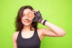 Retrato engraçado da mulher moreno nova da aptidão que guarda a toranja cor-de-rosa fresca Conceito saudável da perda do estilo d foto de stock royalty free Retrato engraçado da mulher moreno nova da aptidão que guarda a toranja cor-de-rosa fresca Conceito saudável da perda do estilo d foto de stock royalty free