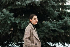 Retrato exterior da menina bonita nova no tempo frio do inverno no parque fotografia de stock Retrato exterior da menina bonita nova no tempo frio do inverno no parque fotografia de stock