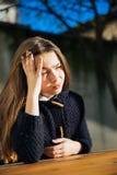 Retrato exterior de um adolescente triste foto de stock Retrato exterior de um adolescente triste foto de stock