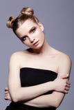 Retrato fêmea da beleza do jovem adolescente com composição do dia e cabelo s do bolo imagem de stock Retrato fêmea da beleza do jovem adolescente com composição do dia e cabelo s do bolo imagem de stock