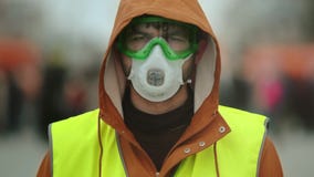 Retrato Homem Colete Amarelo Máscara De Gás Uma Máscara De Gás Greve 4k Vídeo de trocadilho, trabalhador: 167433898