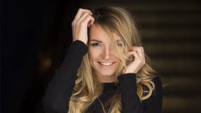 Retrato interno de uma mulher elegante bonita nova que veste acessórios à moda Olhos escondidos com chapéu Fôrma fêmea fotografia de stock royalty free Retrato interno de uma mulher elegante bonita nova que veste acessórios à moda Olhos escondidos com chapéu Fôrma fêmea fotografia de stock royalty free