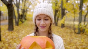 Retrato lindo de la muchacha con la linterna del ` del enchufe o en Halloween almacen de video Retrato lindo de la muchacha con la linterna del ` del enchufe o en Halloween almacen de video