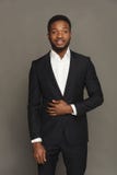 Retrato novo considerável do homem negro no fundo do estúdio fotos de stock Retrato novo considerável do homem negro no fundo do estúdio fotos de stock