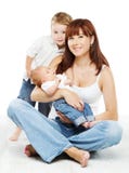 Retrato novo da família, criança de sorriso da mãe e newb fotos de stock Retrato novo da família, criança de sorriso da mãe e newb fotos de stock