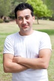 Retrato ocasional de hombres jovenes con sus manos plegables Imagenes de archivo Retrato ocasional de hombres jovenes con sus manos plegables Imagenes de archivo