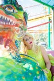 Retrato rubio elegante hermoso de la mujer de la moda en verano del parque de atracciones imagenes de archivo Retrato rubio elegante hermoso de la mujer de la moda en verano del parque de atracciones imagenes de archivo