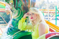 Retrato rubio elegante hermoso de la mujer de la moda en verano del parque de atracciones imagen de archivo libre de regalías Retrato rubio elegante hermoso de la mujer de la moda en verano del parque de atracciones imagen de archivo libre de regalías