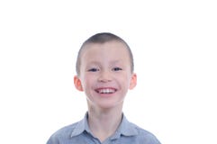 Retrato sonriente feliz del muchacho aislado en el fondo blanco niñez de la felicidad para la cara adorable linda del niño fotos de archivo libres de regalías Retrato sonriente feliz del muchacho aislado en el fondo blanco niñez de la felicidad para la cara adorable linda del niño fotos de archivo libres de regalías