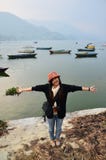 Retrato tailandés de las mujeres del viajero en Phewa Tal o lago Fewa en pokhara imagen de archivo Retrato tailandés de las mujeres del viajero en Phewa Tal o lago Fewa en pokhara imagen de archivo