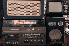 Retro audio system z radiem, kasety taśmy pisak zdjęcia royalty free Retro audio system z radiem, kasety taśmy pisak zdjęcia royalty free