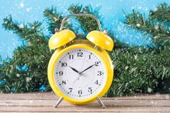 Retro clock on desk and Christmas fir tree in background stock photography Retro clock on desk and Christmas fir tree in background stock photography