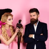 Retro gelukkige vrouw en man greepfazant vegetariër Creatief idee Vogelgriep Grappige reclame Gek paar op roze stock afbeelding Retro gelukkige vrouw en man greepfazant vegetariër Creatief idee Vogelgriep Grappige reclame Gek paar op roze stock afbeelding