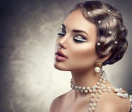 Retro Gestileerde Make-up met Parels Stock Afbeeldingen Retro Gestileerde Make-up met Parels Stock Afbeeldingen