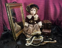 Retro gevormde porseleinpop met juwelendoos royalty-vrije stock afbeeldingen Retro gevormde porseleinpop met juwelendoos royalty-vrije stock afbeeldingen
