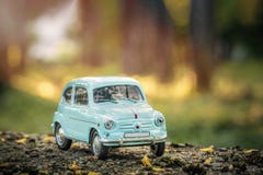 Retro giocattolo dell'automobile d'annata in natura immagine stock libera da diritti Retro giocattolo dell'automobile d'annata in natura immagine stock libera da diritti