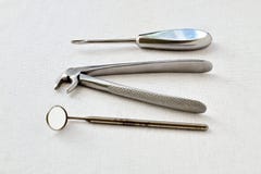 retro Herramientas médicas raras de acero para el retiro de los dientes en el fondo blanco de la gasa Fotografía blanco y negro imagen de archivo libre de regalías retro Herramientas médicas raras de acero para el retiro de los dientes en el fondo blanco de la gasa Fotografía blanco y negro imagen de archivo libre de regalías
