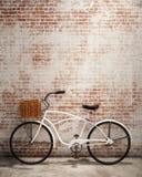 Retro hipsterfiets voor de oude bakstenen muur, achtergrond royalty-vrije illustratie Retro hipsterfiets voor de oude bakstenen muur, achtergrond royalty-vrije illustratie