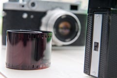 Retro macchine fotografiche e film Immagine Stock Libera da Diritti Retro macchine fotografiche e film Immagine Stock Libera da Diritti