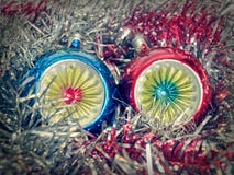 Retro Natale bagattella e lamé di sguardo Immagini Stock Retro Natale bagattella e lamé di sguardo Immagini Stock