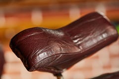 Retro negozio di barbiere della sedia di cuoio nello stile d'annata Tema del parrucchiere immagine stock Retro negozio di barbiere della sedia di cuoio nello stile d'annata Tema del parrucchiere immagine stock