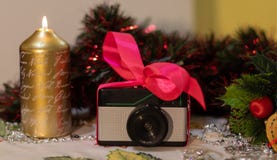 Retro regalo di Natale della macchina fotografica della foto fotografie stock libere da diritti Retro regalo di Natale della macchina fotografica della foto fotografie stock libere da diritti