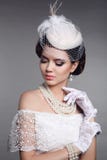 Retro ritratto della donna Signora castana elegante con l'acconciatura, pera fotografia stock Retro ritratto della donna Signora castana elegante con l'acconciatura, pera fotografia stock