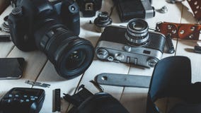 Retro rocznika filmu kamera, DSLR kamera I akcesoria technologii rozwoju pojęcie, zbliżenie fotografia royalty free Retro rocznika filmu kamera, DSLR kamera I akcesoria technologii rozwoju pojęcie, zbliżenie fotografia royalty free