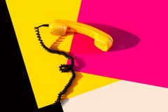 Retro rocznika telefonu handset koloru żółtego menchii disko tła starego stylu cienia 90 czerwony purpurowy plastikowy pomarańczo obrazy stock Retro rocznika telefonu handset koloru żółtego menchii disko tła starego stylu cienia 90 czerwony purpurowy plastikowy pomarańczo obrazy stock