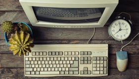Retro stacjonarny komputer na nieociosanym drewnianym biurku, rocznika workspace Monitor, klawiatura, komputerowa mysz zdjęcie royalty free Retro stacjonarny komputer na nieociosanym drewnianym biurku, rocznika workspace Monitor, klawiatura, komputerowa mysz zdjęcie royalty free
