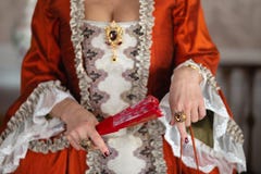 Retro stijl koninklijke middeleeuwse bal - het Majestueuze paleis met schitterende mensen kleedde zich in koning en van de koning royalty-vrije stock afbeelding Retro stijl koninklijke middeleeuwse bal - het Majestueuze paleis met schitterende mensen kleedde zich in koning en van de koning royalty-vrije stock afbeelding